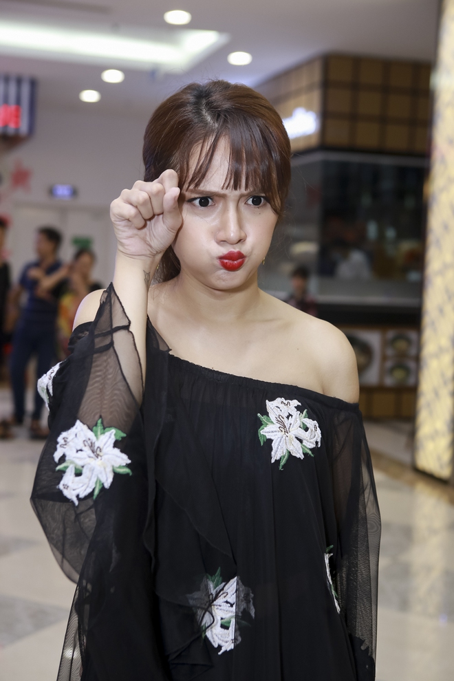 Hương Giang Idol khẳng định độ khùng trong MV dễ thương về tình yêu cô giáo - học sinh - Ảnh 5.