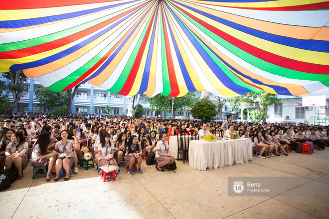 Teen trường Ho&agrave;ng Hoa Th&aacute;m c&ugrave;ng n&eacute;m bột m&agrave;u trong ng&agrave;y lễ Bế giảng - Ảnh 4.