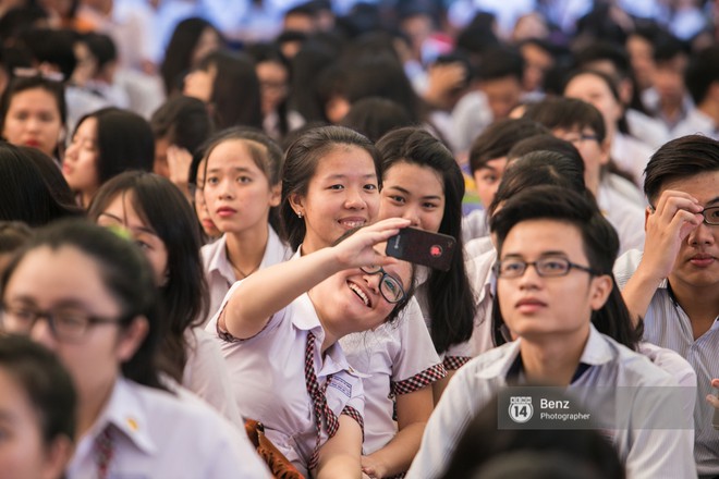 Teen trường Ho&agrave;ng Hoa Th&aacute;m c&ugrave;ng n&eacute;m bột m&agrave;u trong ng&agrave;y lễ Bế giảng - Ảnh 5.