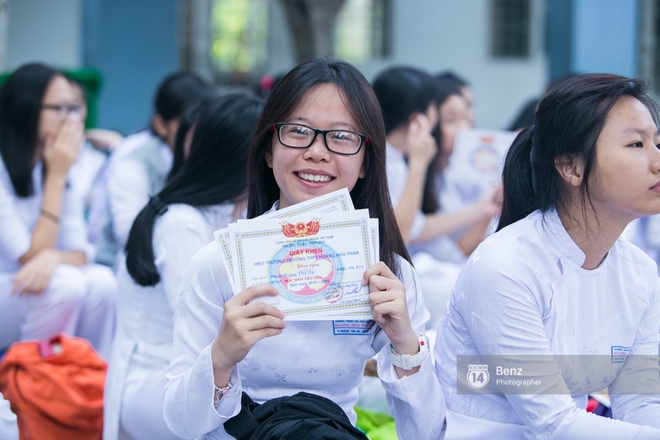 Teen trường Ho&agrave;ng Hoa Th&aacute;m c&ugrave;ng n&eacute;m bột m&agrave;u trong ng&agrave;y lễ Bế giảng - Ảnh 7.