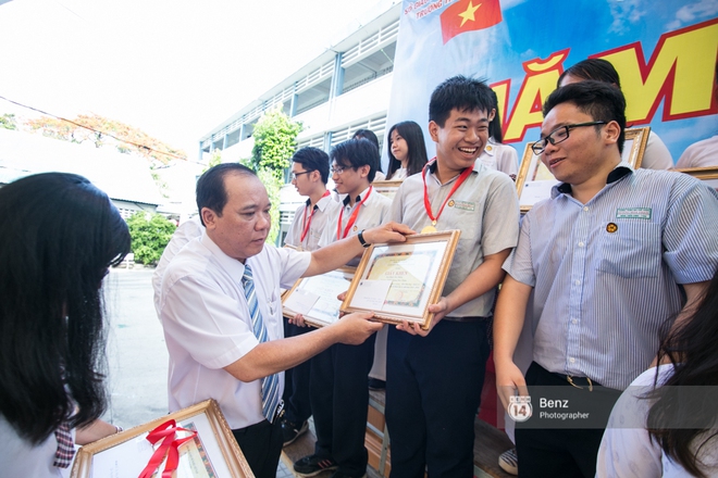 Teen trường Ho&agrave;ng Hoa Th&aacute;m c&ugrave;ng n&eacute;m bột m&agrave;u trong ng&agrave;y lễ Bế giảng - Ảnh 9.