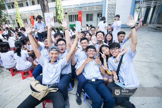Teen trường Ho&agrave;ng Hoa Th&aacute;m c&ugrave;ng n&eacute;m bột m&agrave;u trong ng&agrave;y lễ Bế giảng - Ảnh 11.