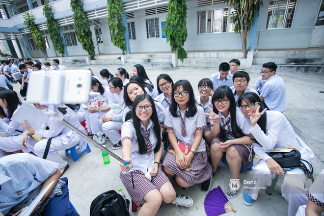Teen trường Ho&agrave;ng Hoa Th&aacute;m c&ugrave;ng n&eacute;m bột m&agrave;u trong ng&agrave;y lễ Bế giảng - Ảnh 12.
