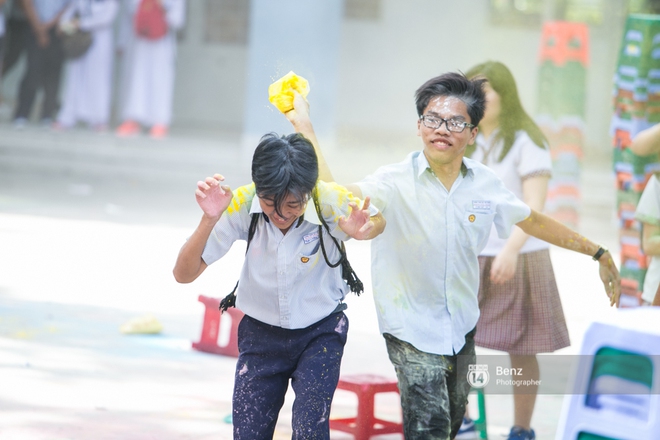 Teen trường Ho&agrave;ng Hoa Th&aacute;m c&ugrave;ng n&eacute;m bột m&agrave;u trong ng&agrave;y lễ Bế giảng - Ảnh 16.