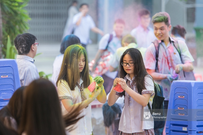 Teen trường Ho&agrave;ng Hoa Th&aacute;m c&ugrave;ng n&eacute;m bột m&agrave;u trong ng&agrave;y lễ Bế giảng - Ảnh 17.
