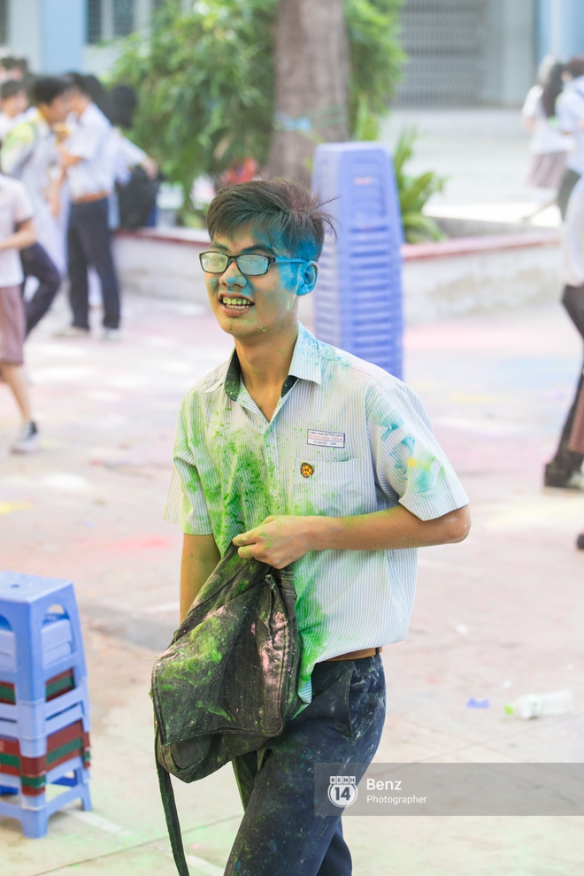 Teen trường Ho&agrave;ng Hoa Th&aacute;m c&ugrave;ng n&eacute;m bột m&agrave;u trong ng&agrave;y lễ Bế giảng - Ảnh 18.