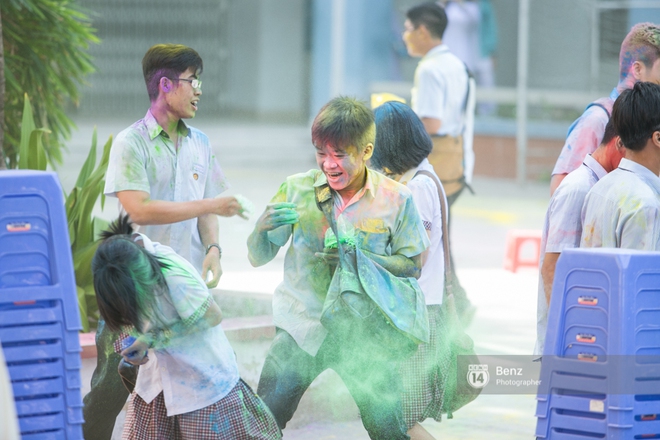 Teen trường Ho&agrave;ng Hoa Th&aacute;m c&ugrave;ng n&eacute;m bột m&agrave;u trong ng&agrave;y lễ Bế giảng - Ảnh 19.