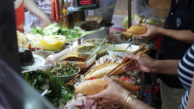 Từ bánh mì Hội An đến bún chả Hà Nội, người đàn ông ngồi cùng bàn Obama đã phải lòng Việt Nam theo cách đó... - Ảnh 3.