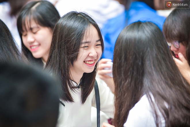 Ch&ugrave;m ảnh: Nữ sinh Phan Đ&igrave;nh Ph&ugrave;ng xinh ngất ng&acirc;y trong Lễ bế giảng - Ảnh 7.