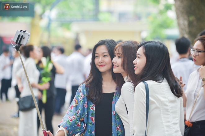 Ch&ugrave;m ảnh: Nữ sinh Phan Đ&igrave;nh Ph&ugrave;ng xinh ngất ng&acirc;y trong Lễ bế giảng - Ảnh 2.