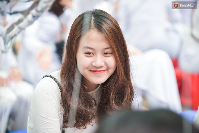 Ch&ugrave;m ảnh: Nữ sinh Phan Đ&igrave;nh Ph&ugrave;ng xinh ngất ng&acirc;y trong Lễ bế giảng - Ảnh 11.