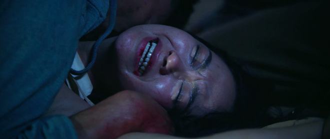 Clip Minh Hằng khóc lóc quằn quại khi bị cưỡng hiếp tập thể trong phim - Ảnh 3.