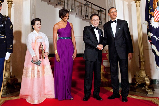 Barack Obama và vợ - đôi vợ chồng chính trị gia luôn được tán tụng về phong cách - Ảnh 12.