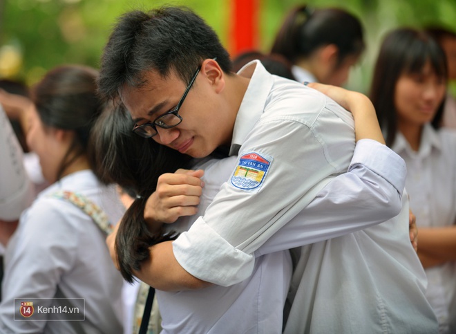 Teen 12 trường Chu Văn An ôm nhau oà khóc trong lễ bế giảng cuối đời học sinh - Ảnh 17.