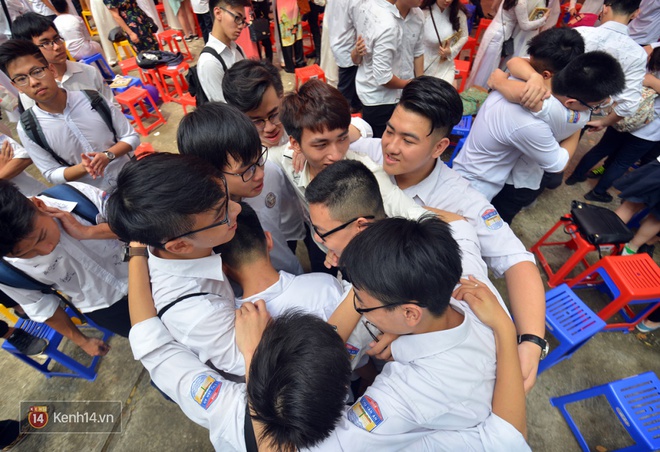 Teen 12 trường Chu Văn An ôm nhau oà khóc trong lễ bế giảng cuối đời học sinh - Ảnh 22.