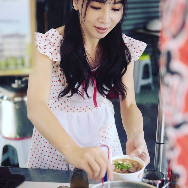 B&aacute;n m&igrave; vỉa h&egrave; th&ocirc;i m&agrave; xinh xuất sắc như n&agrave;y, bảo sao cửa tiệm l&uacute;c n&agrave;o cũng nườm nượp kh&aacute;ch - Ảnh 3.