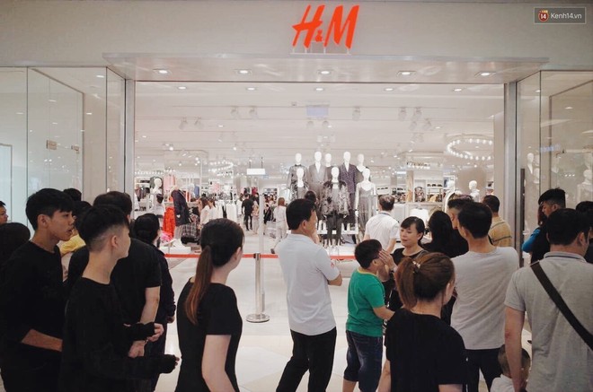 Sau ngày khai trương, store H&M Hà Nội bớt đông đúc nhưng khách vẫn xếp hàng dài chờ vào mua sắm - Ảnh 2.