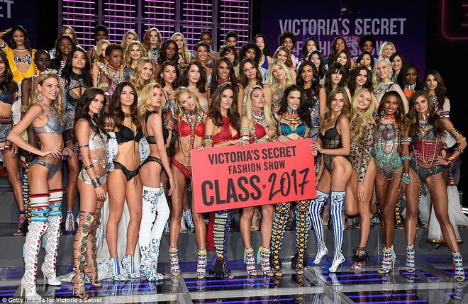 Victorias Secret Fashion Show 2017 bị chỉ trích vì phát sóng nguyên màn vồ ếch của Ming Xi và bạc bẽo với thiên thần kỳ cựu - Ảnh 1.