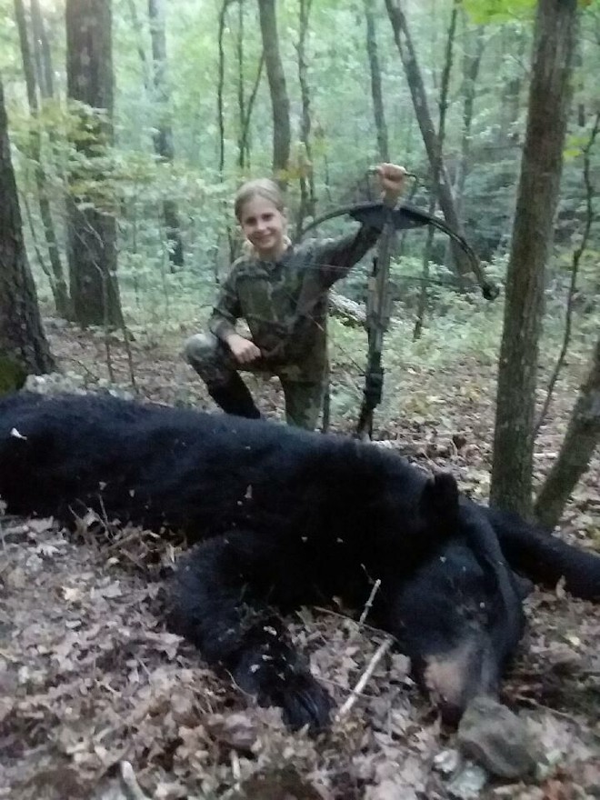 Bức ảnh bé gái 10 tuổi đứng cạnh con gấu đen nặng hơn 100 kg và câu chuyện bất ngờ đằng sau - Ảnh 2.