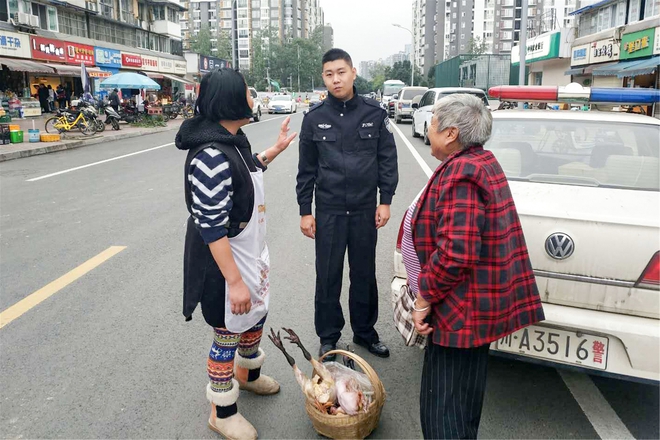 Vượt hơn 200km, người mẹ già một mình lạc lõng giữa thành phố xa lạ chỉ để mang đồ ăn cho con gái - Ảnh 3.