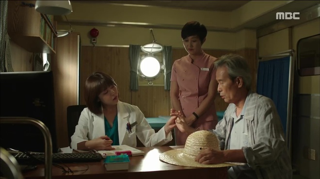 Hospital Ship: Quá chảnh, Ha Ji Won bị nắm tóc dằn mặt - Ảnh 1.