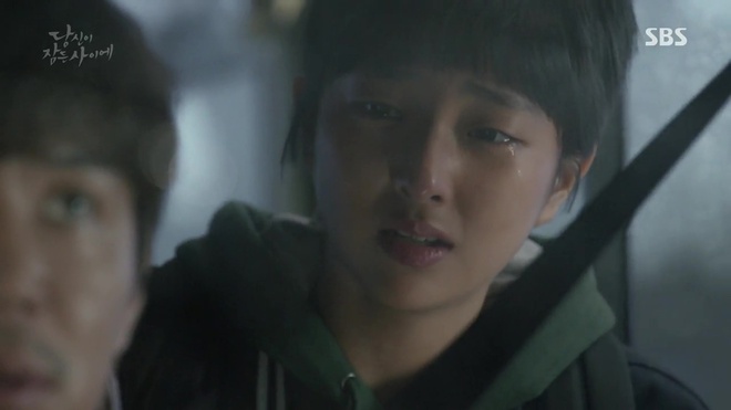 Khi Nàng Say Giấc tập 2: Hé lộ quá khứ kinh hoàng của Lee Jong Suk và Suzy - Ảnh 2.