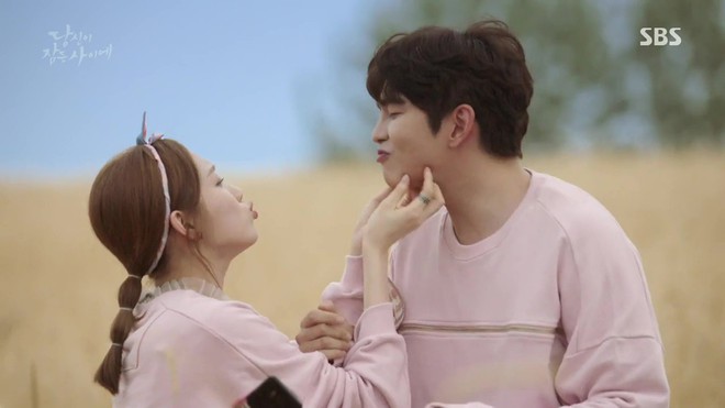 Cameo vài giây, Lee Sung Kyung nổi hơn cả đôi chính Khi Nàng Say Giấc - Ảnh 2.