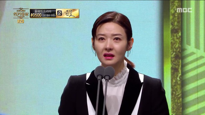 MBC Drama Awards 2017: Mẹ Kim Tan, Ha Ji Won rơi lệ vì nữ diễn viên có chồng bị sát hại dã man - Ảnh 2.