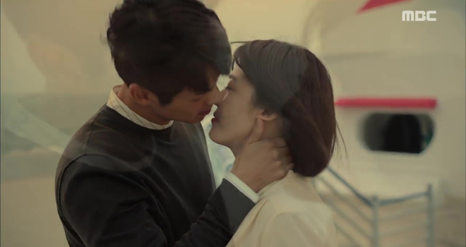 Ha Ji Won ngơ người v&igrave; h&ocirc;n nhầm trai sắp cưới vợ - Ảnh 1.