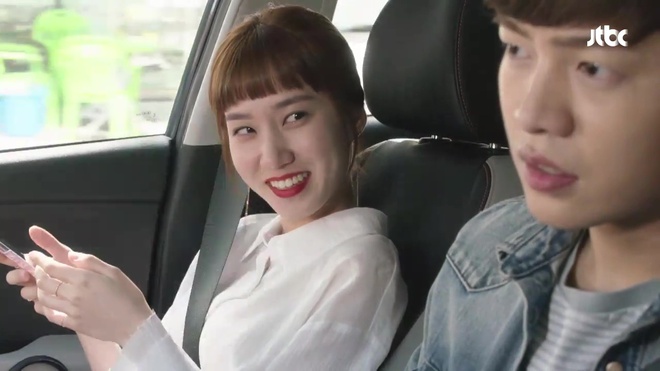 Mải nh&igrave;n đ&ugrave;i đi&ecirc;n nữ, hotboy Age of Youth 2 su&yacute;t g&acirc;y tai nạn - Ảnh 4.