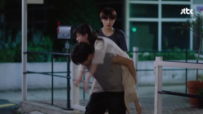 Hot boy Hậu Duệ Mặt Trời khiến trai đẹp của Age of Youth 2... n&ocirc;n mửa - Ảnh 16.