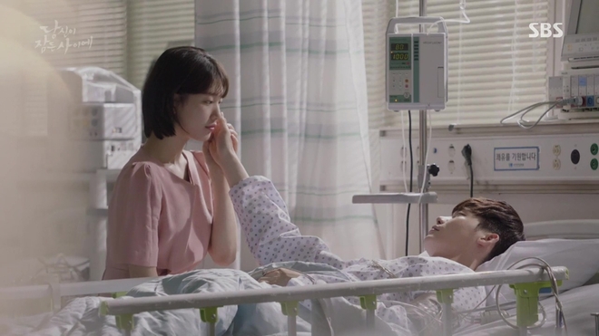 Ngộp thở xem Lee Jong Suk và Suzy hôn nhau mùi mẫn cả phút dưới mưa - Ảnh 13.