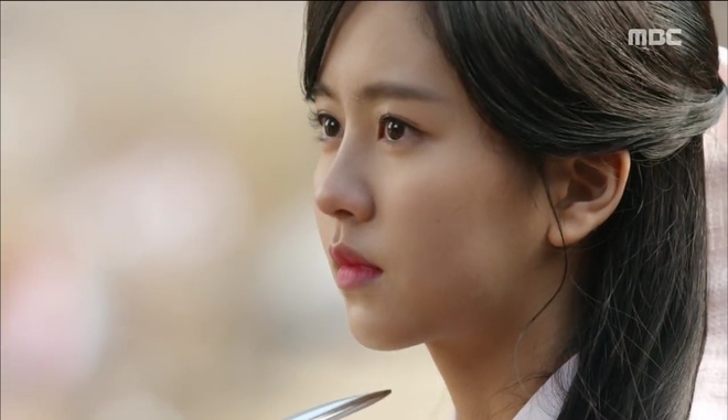 Đố kị với Kim So Hyun, nữ phụ Quân Chủ tự tay xẻo thịt mình - Ảnh 20.