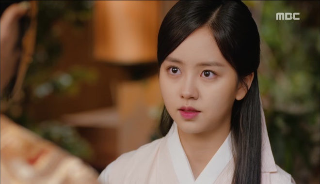 Đố kị với Kim So Hyun, nữ phụ Quân Chủ tự tay xẻo thịt mình - Ảnh 23.