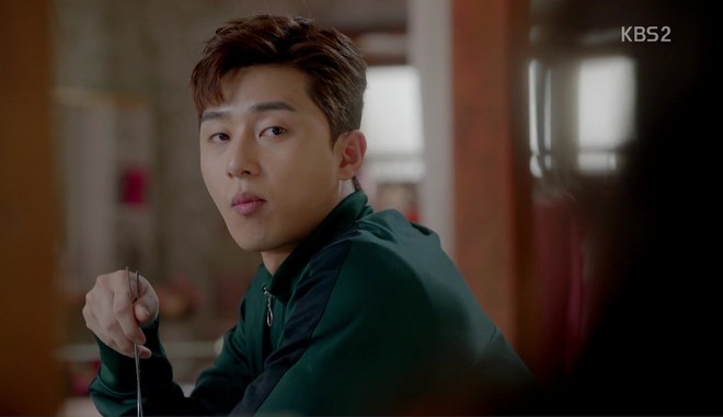 Nh&igrave;n đầu bẩn Kim Ji Won hất t&oacute;c, Park Seo Joon cười phụt cả cơm - Ảnh 1.