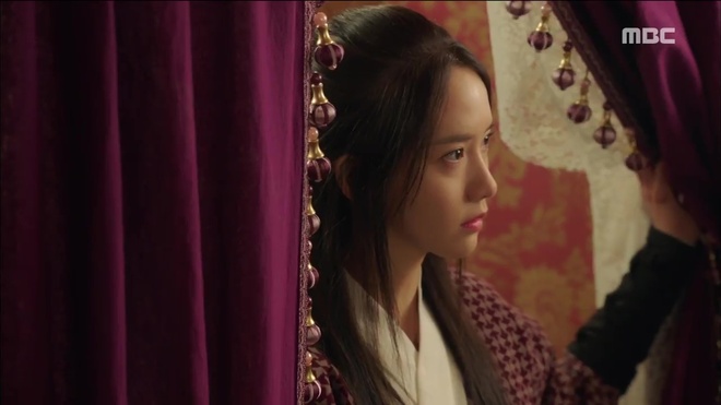 Tập 9-10 "The King Loves": Thế tử Wang Won chính thức thổ lộ tình cảm với Eun San (Yoona) - Ảnh 2.