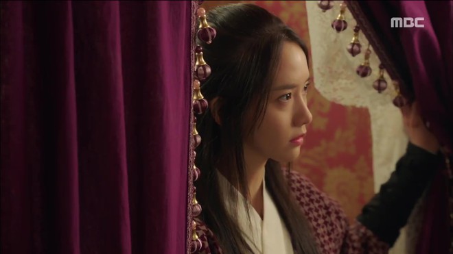 Tập 9-10 "The King Loves": Thế tử Wang Won ch&iacute;nh thức thổ lộ t&igrave;nh cảm với Eun San (Yoona) - Ảnh 2.