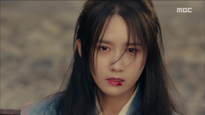 Tập 9-10 "The King Loves": Thế tử Wang Won ch&iacute;nh thức thổ lộ t&igrave;nh cảm với Eun San (Yoona) - Ảnh 8.