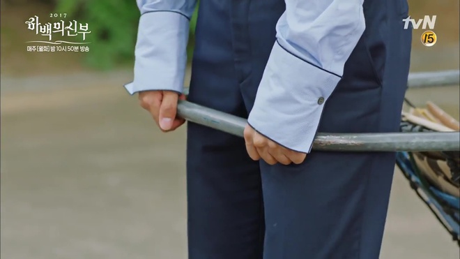 Xuất hiện chi tiết sai nhất về Thủy thần Nam Joo Hyuk kể từ đầu phim - Ảnh 2.