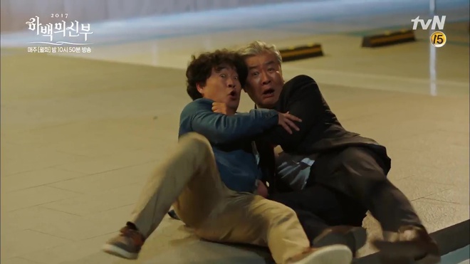 Xuất hiện chi tiết sai nhất về Thủy thần Nam Joo Hyuk kể từ đầu phim - Ảnh 11.