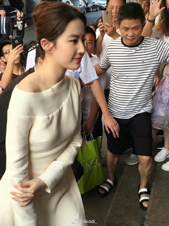 G&oacute;c nghi&ecirc;ng thần th&aacute;nh của Lưu Diệc Phi, Dương Mịch, Địch Lệ Nhiệt Ba dưới ống k&iacute;nh của người qua đường - Ảnh 1.