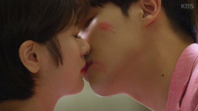 Một cảnh hôn phim Hàn bị chỉ trích vì cổ xúy quấy rối tình dục - Ảnh 1.