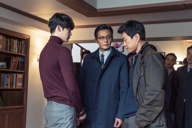 Sát nhân hàng loạt Lee Jong Suk bị gô cổ về đồn vẫn nở nụ cười chết chóc - Ảnh 7.