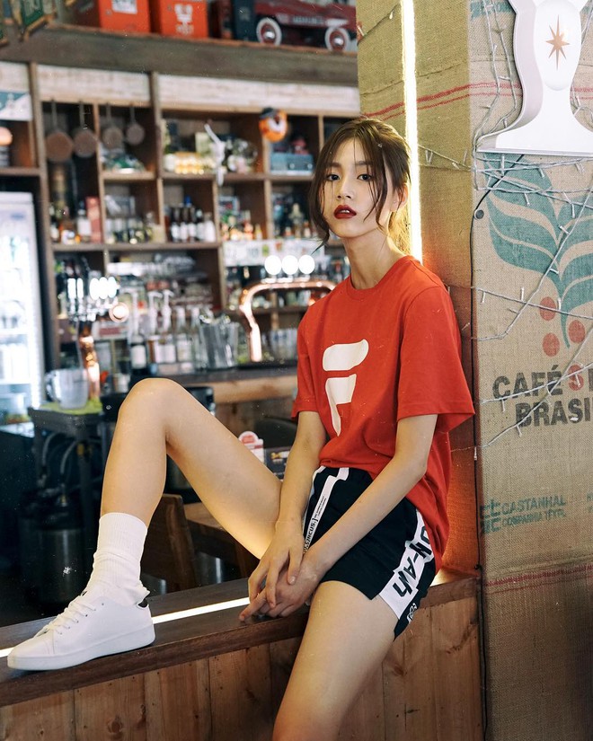 Giới Trẻ Châu Á Người Người Nhà Nhà Đang Diện T-Shirt Và Sneaker Fila Chất  Phát Ngất Ra Sao?