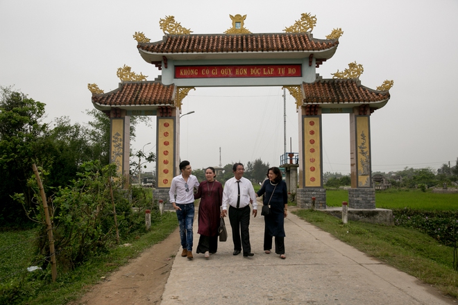 Noo Phước Thịnh đưa Á hậu Tú Anh về thăm Huế sau gần 10 năm xa quê - Ảnh 2.