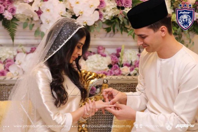 Công chúa Malaysia hạnh phúc trong lễ cưới với thường dân là cầu thủ bóng đá - Ảnh 3.