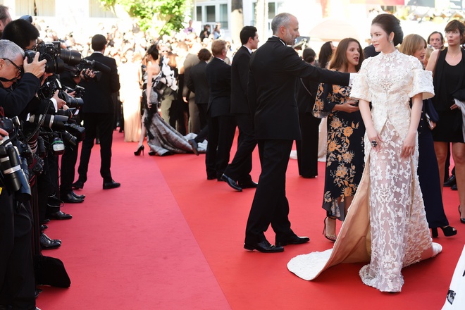 Không thua chị kém em, Lý Nhã Kỳ lộng lẫy như bà hoàng trên thảm đỏ khai màn LHP Cannes 2017 - Ảnh 1.