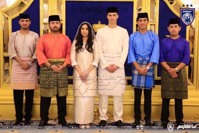 Công chúa Malaysia hạnh phúc trong lễ cưới với thường dân là cầu thủ bóng đá - Ảnh 4.