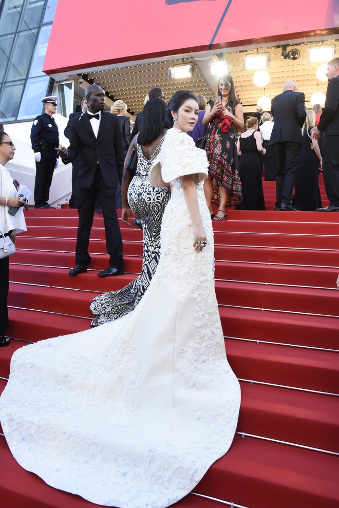 Không thua chị kém em, Lý Nhã Kỳ lộng lẫy như bà hoàng trên thảm đỏ khai màn LHP Cannes 2017 - Ảnh 9.