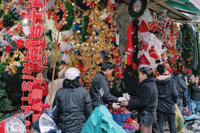 Nhiều người dân thủ đô kiếm bạc triệu mùa Noel nhờ nghề nặn người tuyết - Ảnh 1.